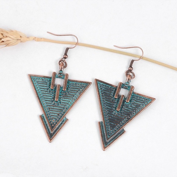 Triangle Arrow Earrings - Picture 2 of 3
